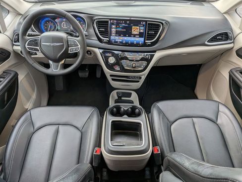 Used 2024 Chrysler Pacifica Touring-L FWD image 17