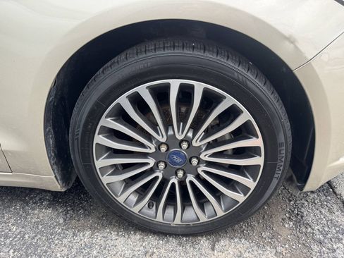 Used 2017 Ford Fusion SE w/ Fusion SE Technology Package AWD/4WD image 7