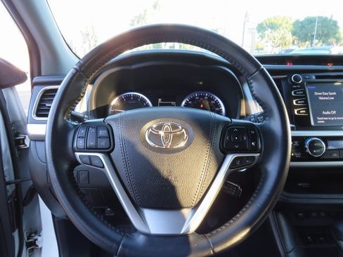 Used 2019 Toyota Highlander SE image 34