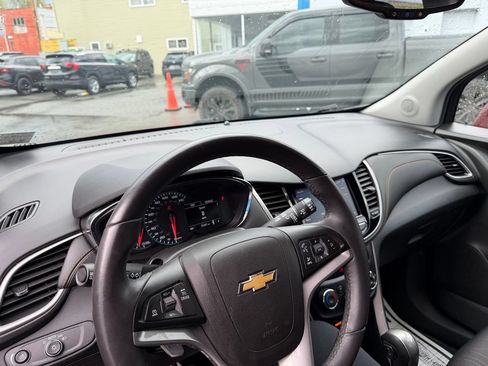 Used 2022 Chevrolet Trax LT w/ LT Convenience Package AWD/4WD image 21