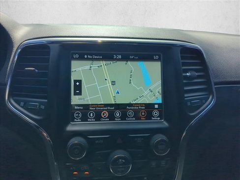Used 2018 Jeep Grand Cherokee Laredo AWD/4WD image 11