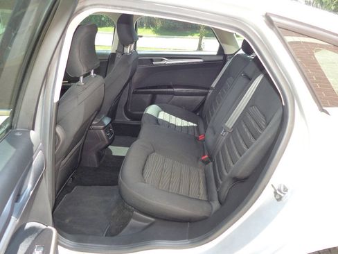 Used 2016 Ford Fusion SE FWD image 29