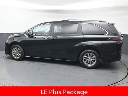 Used 2025 Toyota Sienna LE image 4