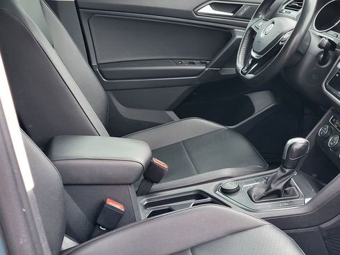 Used 2020 Volkswagen Tiguan SE w/ Panoramic Sunroof Package image 25