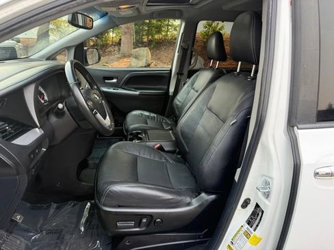 Used 2017 Toyota Sienna SE Premium FWD image 12