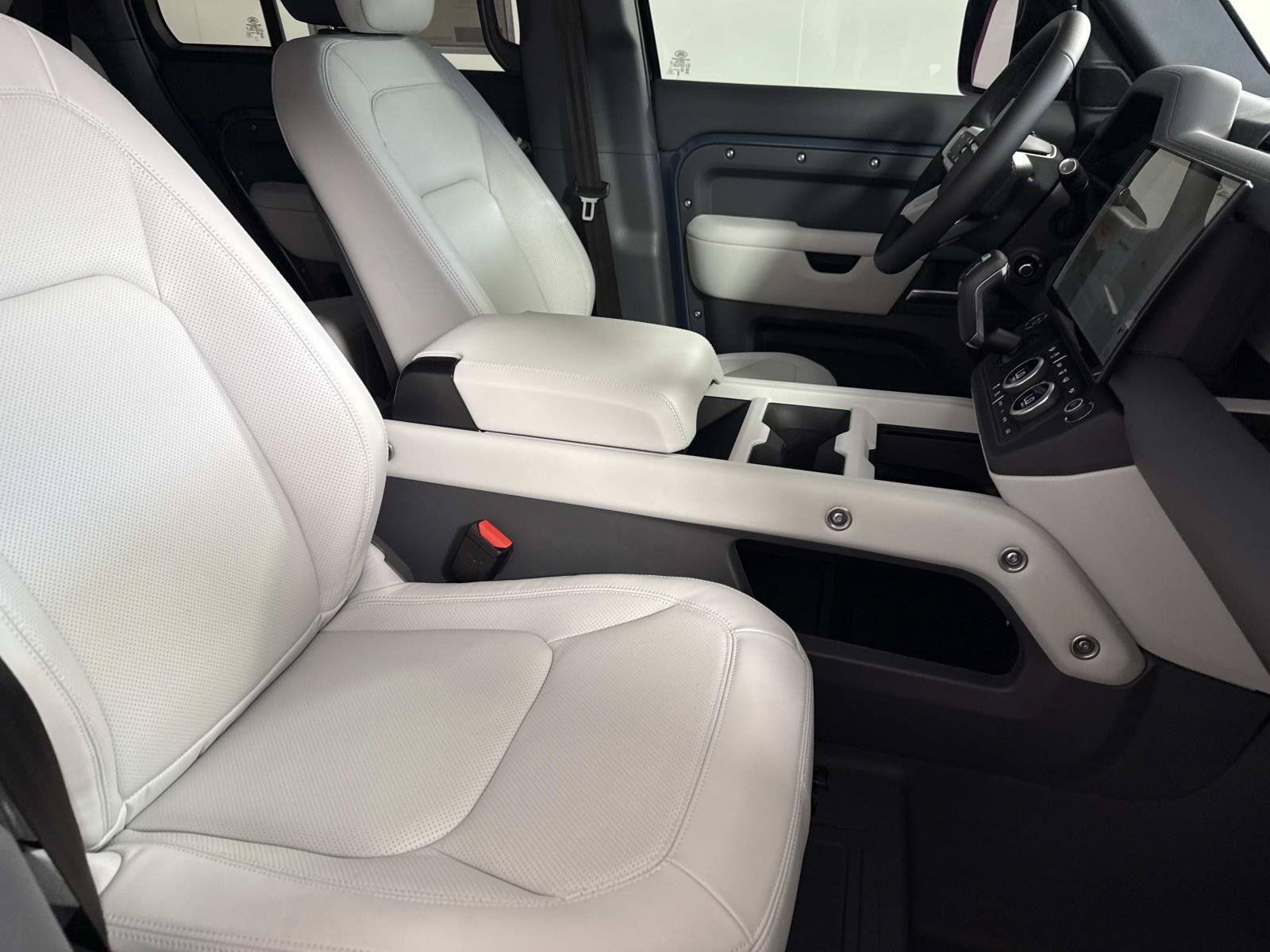 New 2026 Land Rover Defender 110 X-Dynamic SE AWD/4WD image 10