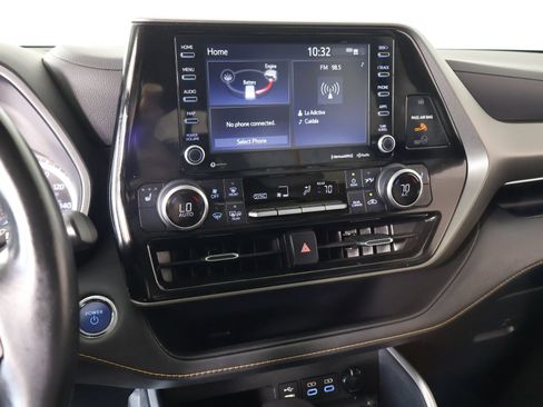 Used 2022 Toyota Highlander Bronze Edition FWD image 5