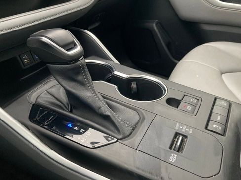 Used 2022 Toyota Highlander XLE FWD image 27