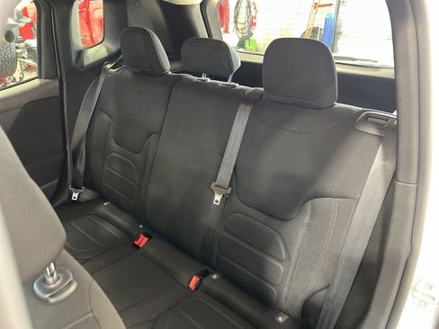 Used 2020 Jeep Renegade Latitude w/ Cold Weather Group image 35