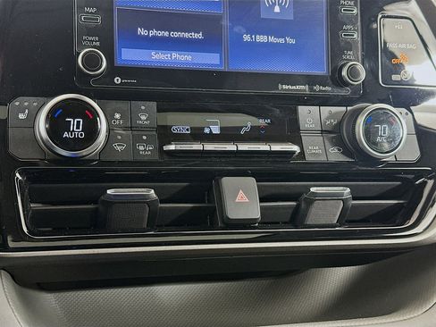 Used 2022 Toyota Highlander XLE image 23