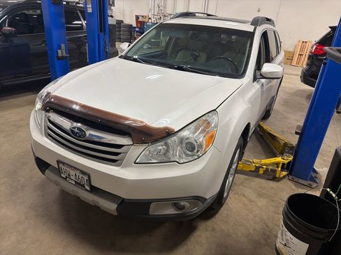 Used 2010 Subaru Outback 2.5i Limited image 2