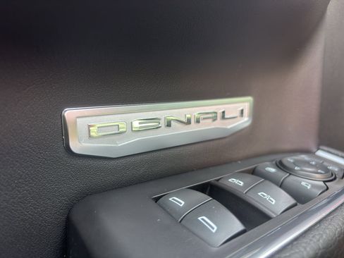 Used 2022 GMC Sierra 1500 Denali w/ Technology Package AWD/4WD image 13