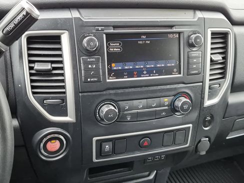 Used 2019 Nissan Titan S image 10