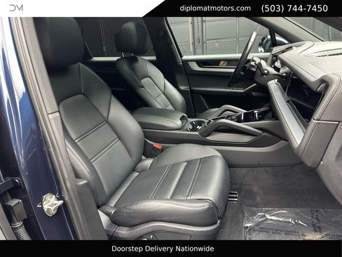 Used 2024 Porsche Cayenne S image 19
