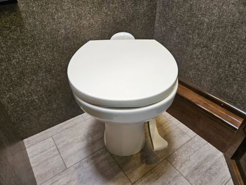 Used 2019 Ford F550 2WD Regular Cab Super Duty w/ XLT Value Package image 29