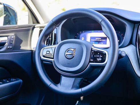 Used 2025 Volvo XC60 B5 Plus image 16