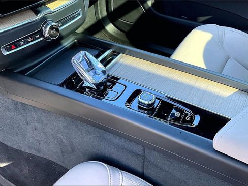 Certified 2026 Volvo XC60 B5 Plus w/ Protection Package Premier image 18