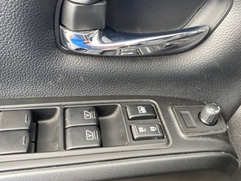 Used 2024 Nissan Titan SV w/ SV Convenience Package image 13