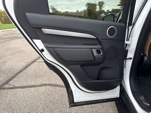 New 2025 Land Rover Discovery Dynamic SE image 13