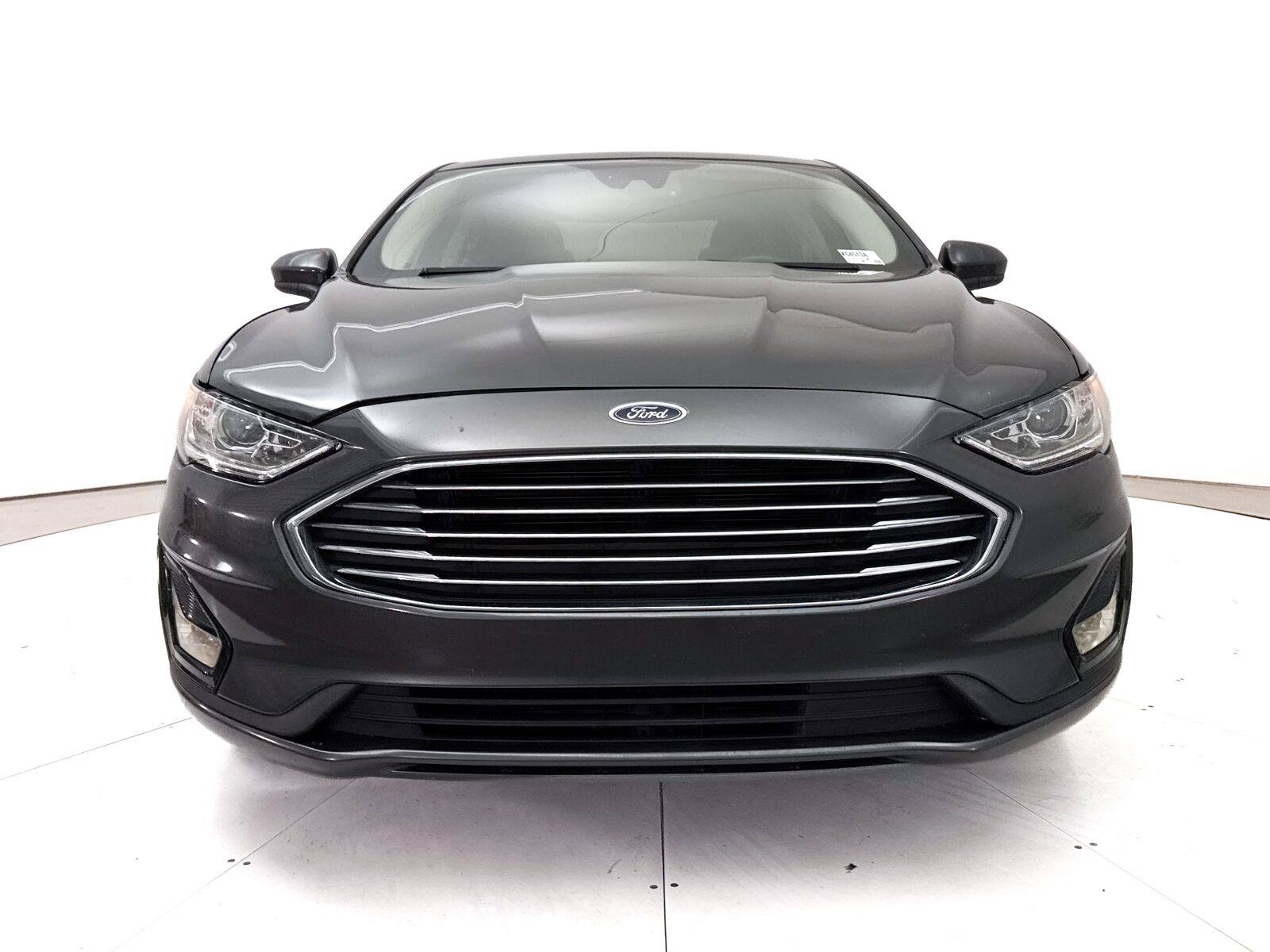 Used 2019 Ford Fusion SE FWD image 2