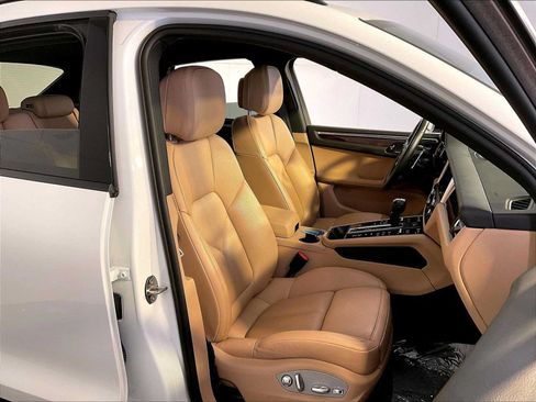 Certified 2024 Porsche Macan AWD/4WD image 18
