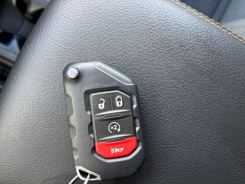 Used 2025 Jeep Wrangler Unlimited Sahara AWD/4WD image 25