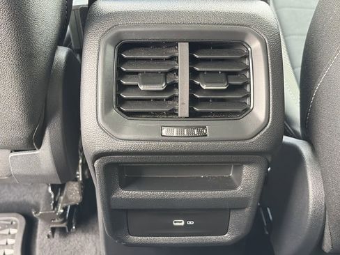 Certified 2025 Volkswagen Taos SE FWD image 22