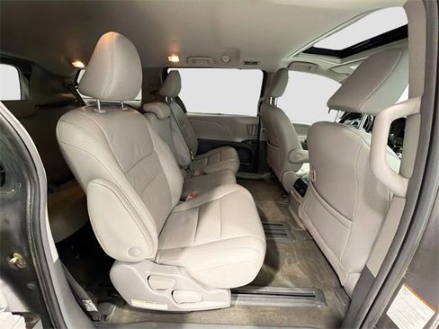 Used 2018 Toyota Sienna Limited image 23