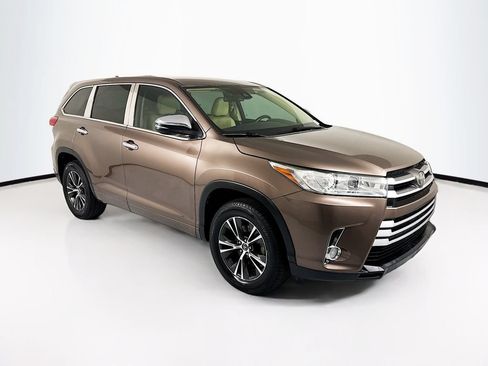 Used 2018 Toyota Highlander Plus FWD image 3