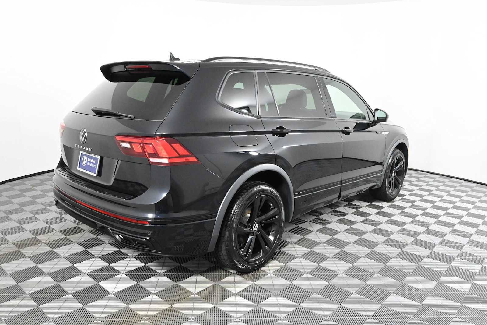 Certified 2023 Volkswagen Tiguan SE R-Line FWD image 7