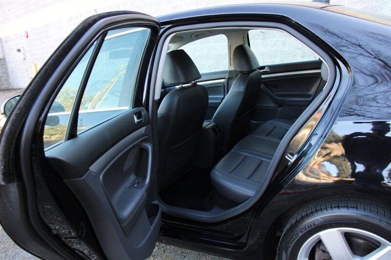 Used 2009 Volkswagen Jetta SE FWD image 16