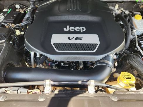 Used 2017 Jeep Wrangler Unlimited Rubicon w/ Connectivity Group AWD/4WD image 30