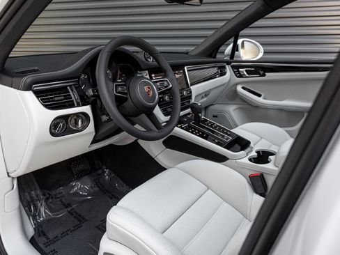 New 2026 Porsche Macan AWD/4WD image 4