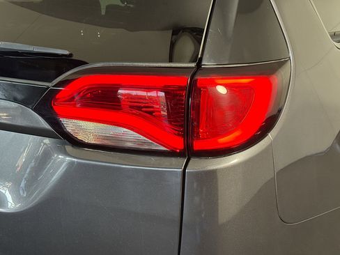 Used 2020 Chrysler Pacifica Touring-L w/ S Appearance Package image 32