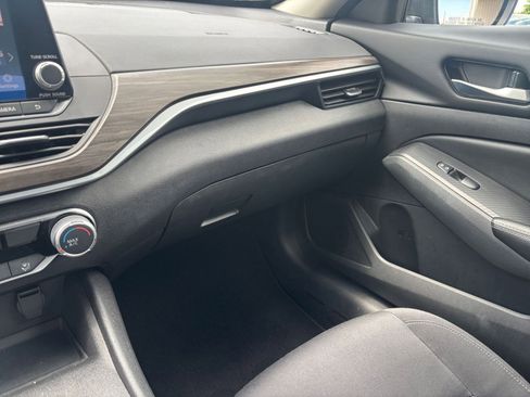 Used 2025 Nissan Altima 2.5 SV FWD image 35