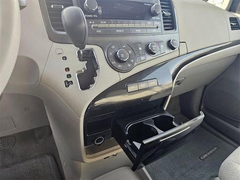 Used 2012 Toyota Sienna LE w/ Towing Pkg image 29