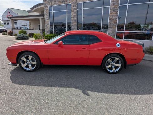 Used 2010 Dodge Challenger R/T RWD image 2