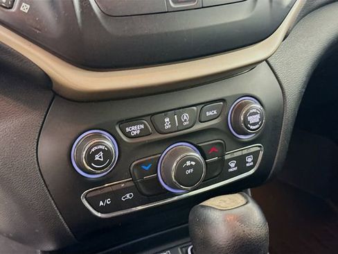 Used 2016 Jeep Cherokee Latitude w/ Cold Weather Group image 16