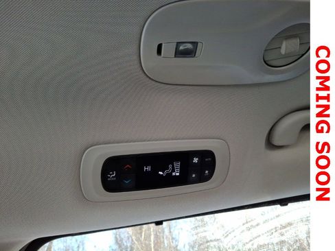 Used 2024 Chrysler Pacifica Touring-L image 11