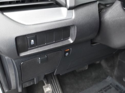 Used 2019 Toyota Sienna SE image 9