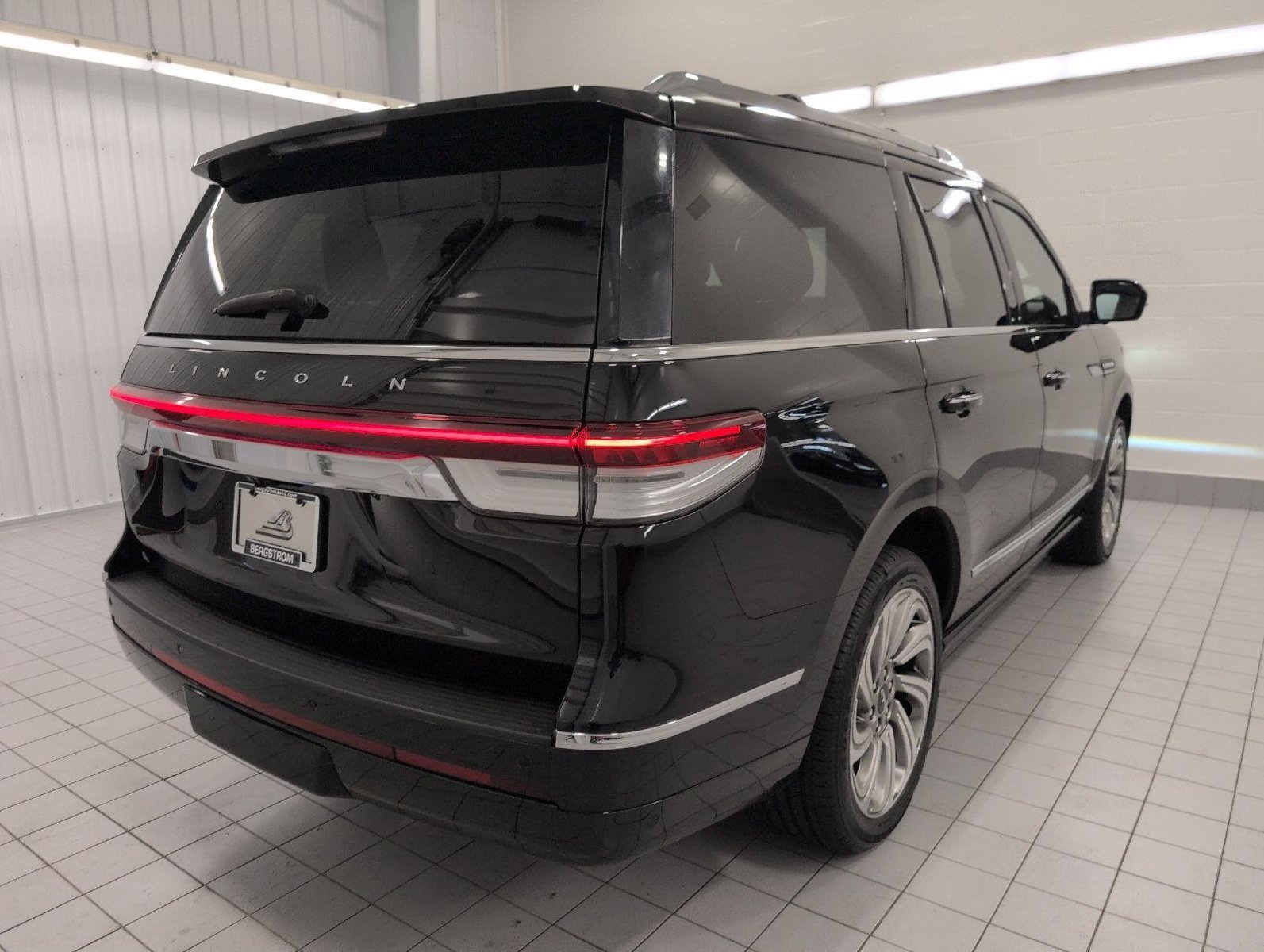 Used 2023 Lincoln Navigator Reserve AWD/4WD image 15