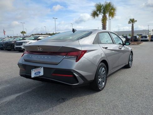 Used 2024 Hyundai Elantra SEL image 4