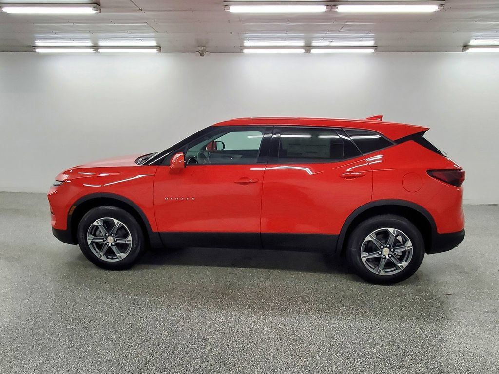 Used 2025 Chevrolet Blazer LT FWD image 8
