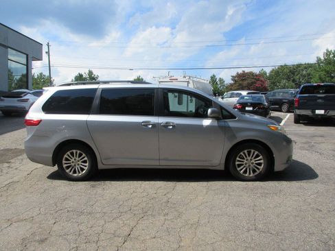 Used 2017 Toyota Sienna XLE w/ XLE Navigation Package FWD image 3