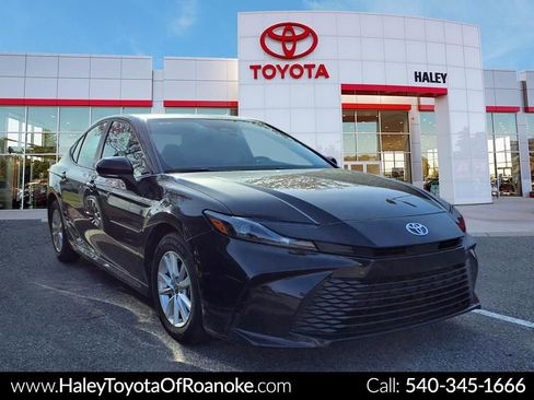 Certified 2025 Toyota Camry LE image 1