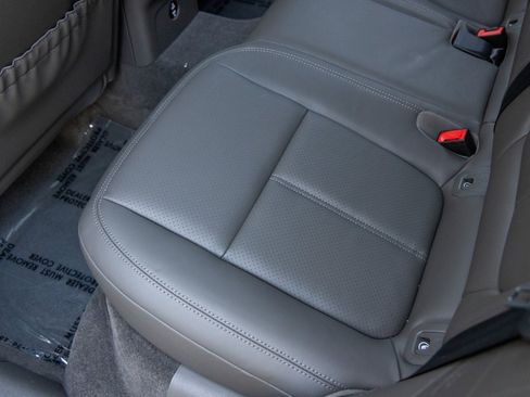 Certified 2025 Porsche Macan image 40