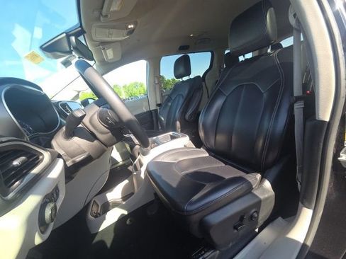 Used 2023 Chrysler Pacifica Touring-L FWD image 28