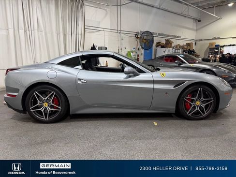Used 2017 Ferrari California T RWD image 9