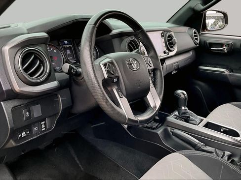 Used 2021 Toyota Tacoma TRD Sport w/ Technology Package AWD/4WD image 17