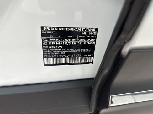 Used 2025 Mercedes-Benz GLB 250 4MATIC image 32